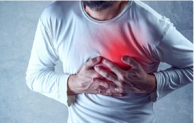 إخصائي طوارئ يوضح طريقة إسعاف شخص يواجه أعراض نوبة أو جلطة قلبية