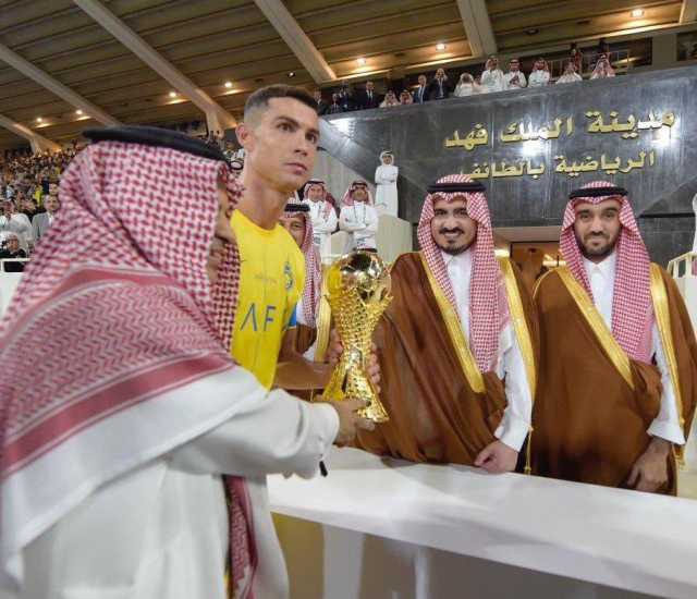 نائب أمير مكة المكرمة يتوّج فريق النصر بكأس الملك سلمان للأندية