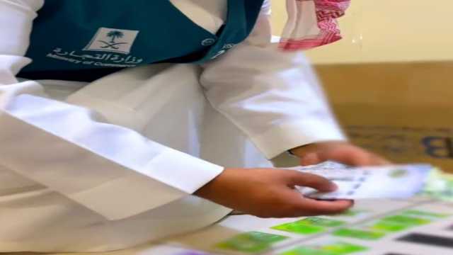 «التجارة» تضبط وافدًا يتاجر بمنتجات مخلة بالآداب في الرياض