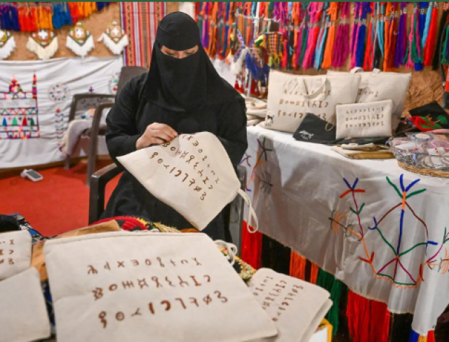 النقش 'الثمودي'يستهوي زوار فعاليات مهرجان بيت حائل في نسخته الثانية