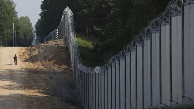 بولندا: 60 مهاجرًا هاجموا قوات حرس الحدود