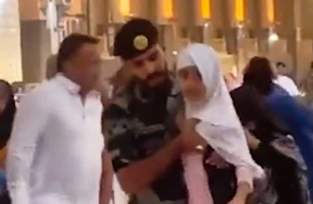 بالفيديو.. رجل أمن يبهر زائري الحرم المكي بتصرف إنساني مع طفلة