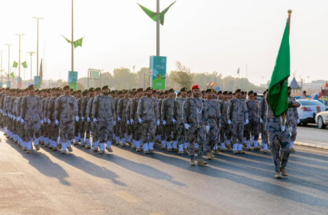 مسيرات القطاعات العسكرية والمهنية تجوب شوارع عرعر احتفاءً باليوم الوطني