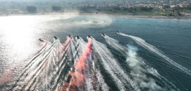 مسيرات القوات البحرية تجوب شواطئ الجبيل احتفالا باليوم الوطني