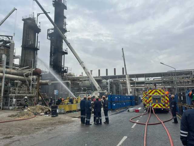 حريق في مصفاة ميناء الأحمدي بالكويت.. ورجال الإطفاء يحاولون إخماده
