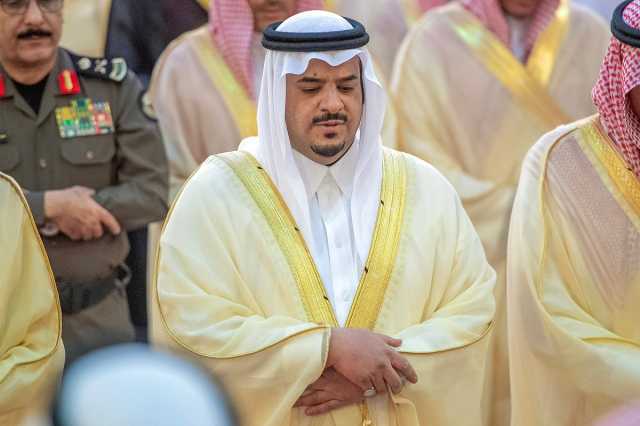 نائب أمير الرياض يؤدي صلاة الميت على الأمير خالد بن محمد