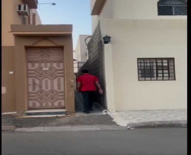 سيدة سعودية تستقطع جزءًا من منزلها كممر للمصلين في حائل