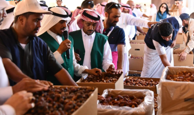 ارتفاع معدلات تدفق التمور لمزاد مهرجان العلا في أسبوعه الثاني