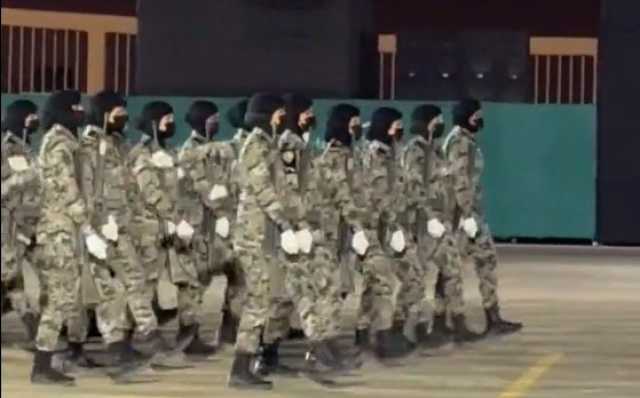 بالفيديو.. مجندات يشاركن بعرض عسكري بمناسبة اليوم الوطني