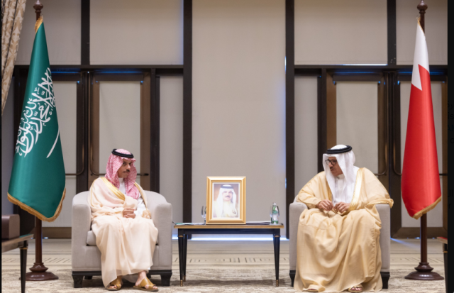 وزير الخارجية يصل البحرين لحضور أعمال لجنة التنسيق السياسي