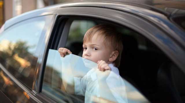 أمن الطرق يحذر من خروج الأطفال من نوافذ المركبة أثناء سيرها: سلوك خاطئ