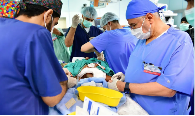 بمشاركة 35 طبيبا.. بدء عملية فصل التوأم السيامي التنزاني «حسن وحسين»