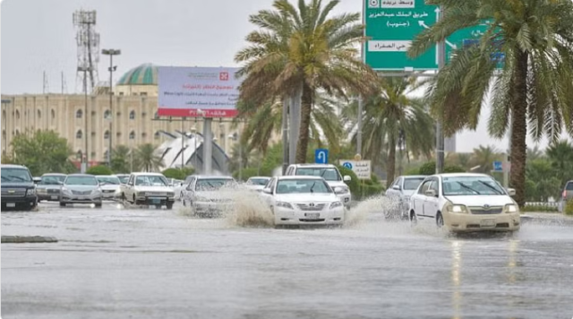 الدفاع المدني تبنه من 3 مواقع أثناء هطول الأمطار