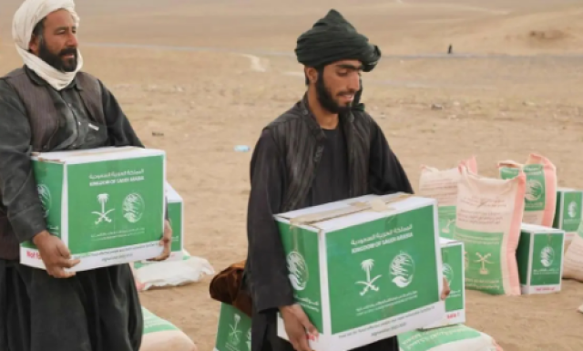 مركز الملك سلمان للإغاثة يوزع 25 طنًا من السلال الغذائية لمتضرري زلزال أفغانستان