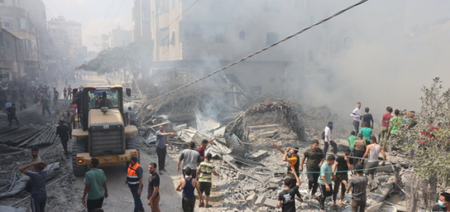 قطاع غزة تحت القصف والحصار.. وقود وطعام ينفد وأسر تكافح لاستمرار العيش