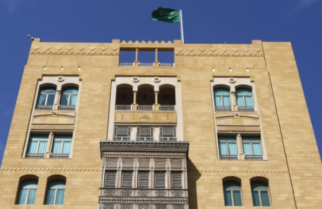 سفارة المملكة ببيروت تدعو كافة المواطنين التقيد بمنع السفر ومغادرة الأراضي اللبنانية