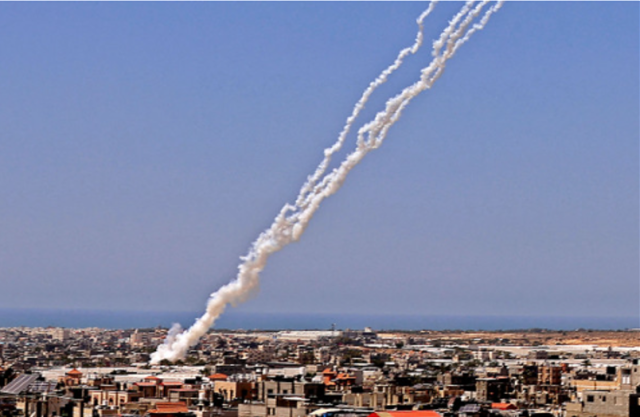 جيش الاحتلال يعترض صواريخ بعد إطلاقها فوق عكا وخليج حيفا