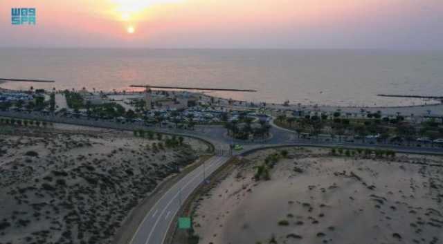 كثافة في أعداد المتنزهين بكورنيش شاطئ محافظة بيش