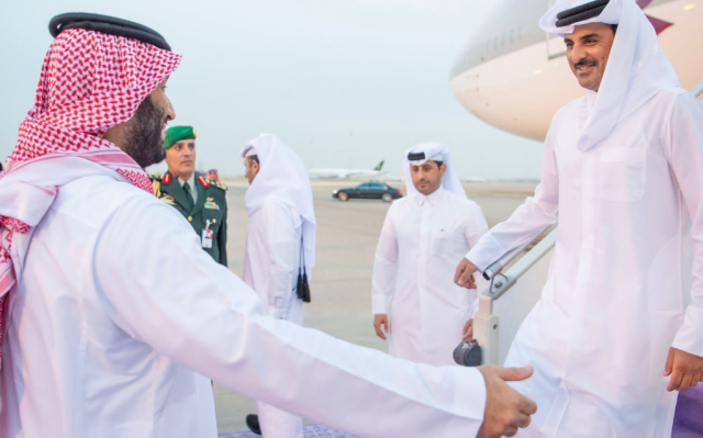 ولي العهد يستقبل أمير دولة قطر لدى وصوله الرياض