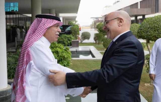 وزير التجارة يلتقي نظيره الجزائري لتعزيز العلاقات التجارية بين البلدين