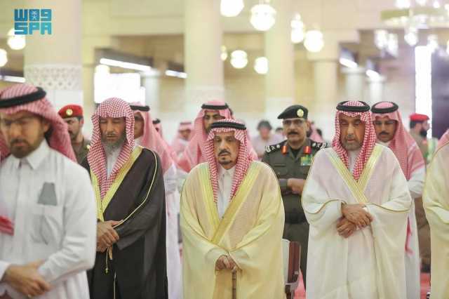 أمير الرياض يؤدي صلاة الميت على الأمير يزيد بن سعود
