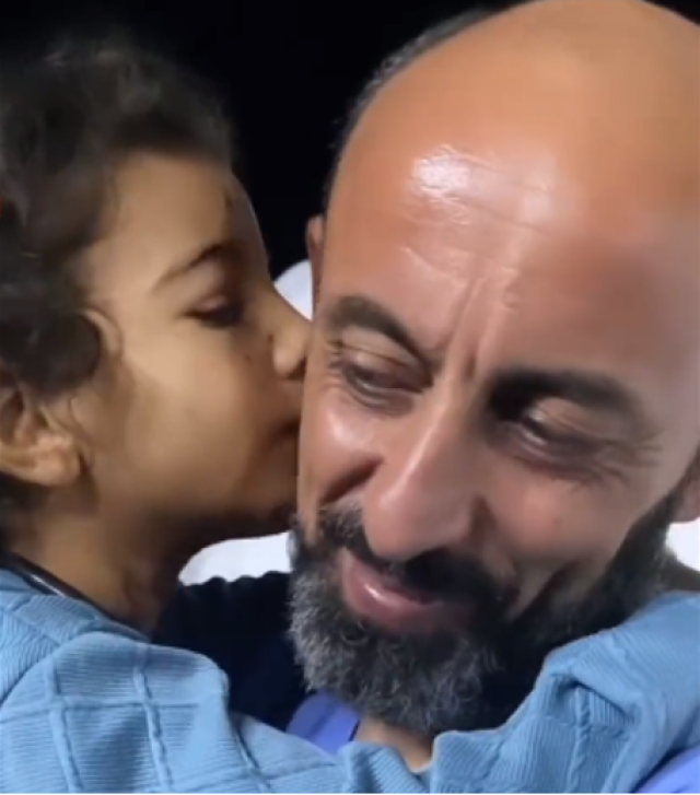 إنسانية تحت القصف.. طبيب فقد طفلته يرعى صغيرة فقدت عائلتها بغزة