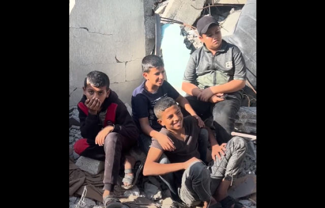 يمضوا يومهم على ركامه.. عائلة فلسطينية ترفض ترك منزلها الذي دمره القصف (فيديو)