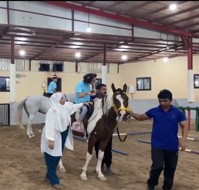 نواف العرادي.. قصة مالك إسطبل خيول خصصه مركزاً لتأهيل مرضى التوحد وذوي الإعاقة