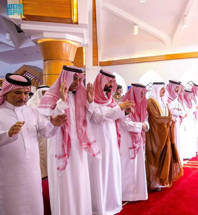 أمير المنطقة الشرقية يؤدي صلاة الميت على  الأميرة نورة بنت سعود 