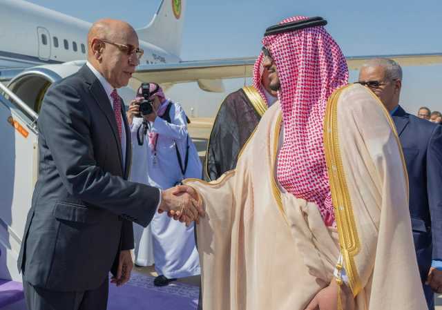 رئيس جمهورية موريتانيا يصل الرياض.. ونائب أمير المنطقة يستقبله