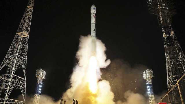 كوريا الجنوبية تؤكد نجاح جارتها الشمالية بوضع قمر اصطناعي للتجسّس في المدار
