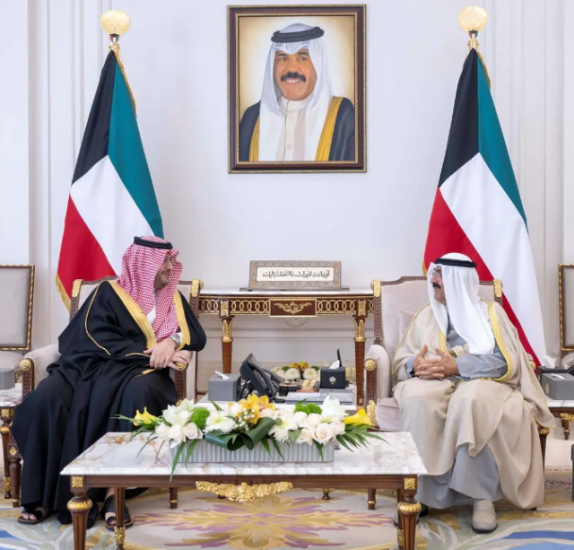 ولي عهد الكويت والأمير تركي بن محمد بن فهد يستعرضان العلاقات الأخوية
