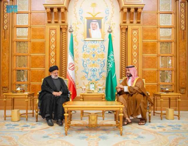 ولي العهد يلتقي الرئيس الإيراني على هامش القمة العربية والإسلامية