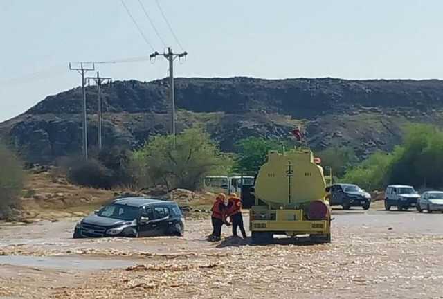 الدفاع المدني بمحافظة رابغ ينقذ شخصًا احتجز في سيل داخل مركبة