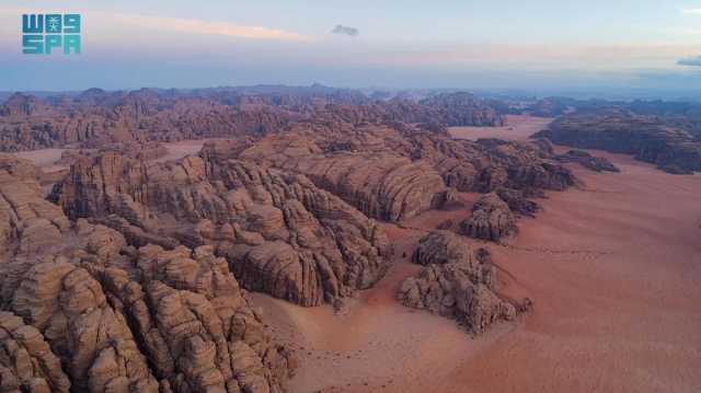 صحراء «حسمى» برمالها الحمراء وجبالها المنحوتة تُضفي جمالاً طبيعيًا وبُعدًا جيولوجيًا لمنطقة تبوك