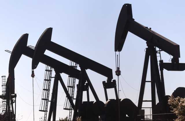 تباين أسعار النفط مع تقييم السوق تخفيضات «أوبك+» ومخاوف الطلب الصيني