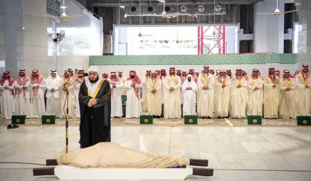 ولي العهد يؤدي صلاة الميت على صاحب السمو الملكي الأمير ممدوح بن عبدالعزيز (صور)