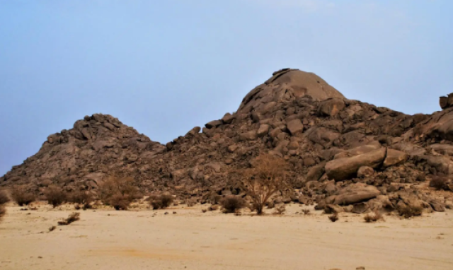 'جبل القمر' بمحافظة خليص.. وجهة سياحية واعدة