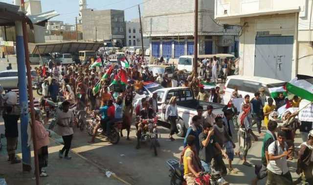 أبين : مسيرة جماهيرية حاشدة دعماً لفلسطين واستنكاراً لجرائم الكيان الصهيوني في غزة ” صور” 