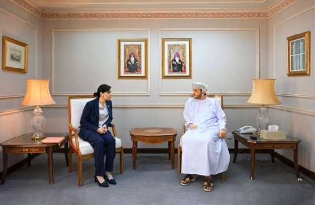 السفيرة البريطانية تلتقي مسؤول عماني لبحث جهود السلام في اليمن 
