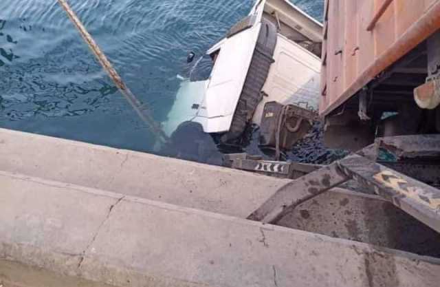 شاهد : سقوط شاحنة نقل ثقيل في عرض البحر بالحديدة ” صور ” 