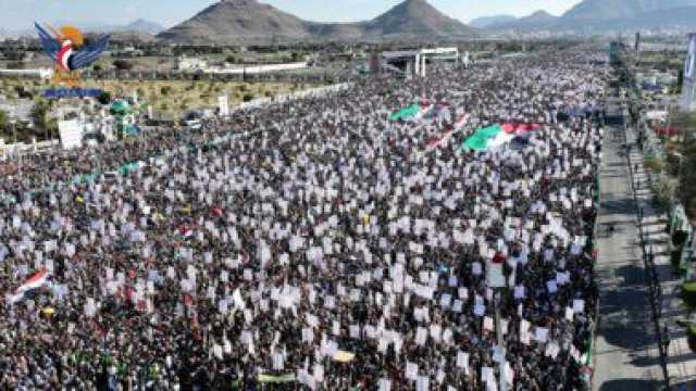 خلال مظاهرة حاشدة في العاصمة صنعاء نصرة لفلسطين .. القيادي الجنوبي لبوزة يوجه رسالة لبريطانيا  