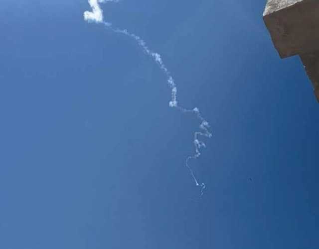 مصادر تكشف عن إطلاق الحوثيين صاروخاً باليستياً باتجاه البحر الأحمر 
