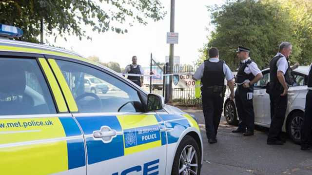 اعتقال رجل هاجم عناصر شرطة ومدنيين بـسيف في بريطانيا (شاهد)