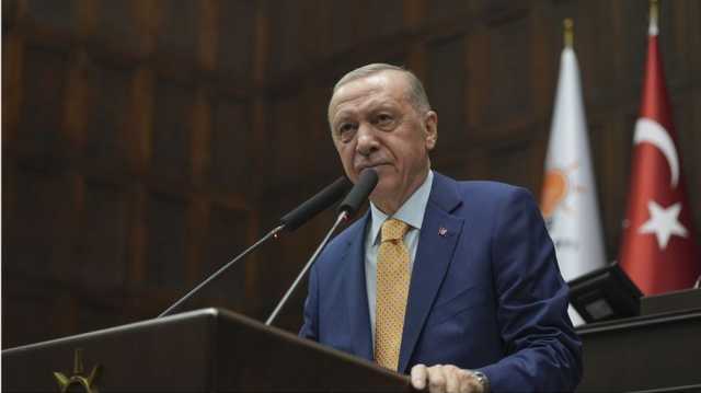 أردوغان يكرم رياضيا مهددا بسحب لقب بطولة أوروبية منه بسبب فلسطين (شاهد)