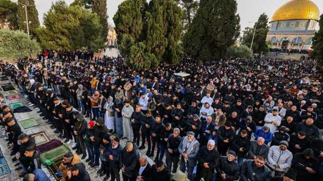 بلا مظاهر احتفالية.. أكثر من 60 ألف مصلٍ يؤدون صلاة عيد الفطر في الأقصى