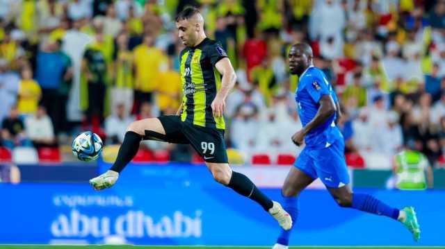 مشجع يعتدي بقوة على حمدالله بعد مباراة الاتحاد والهلال (شاهد)