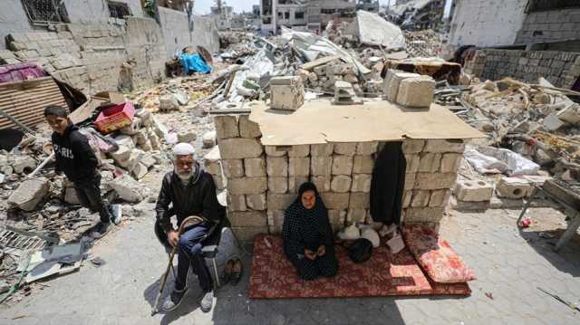 فلسطينيون بغزة يقهرون الدمار ويعودون للسكنى على ركام منازلهم (شاهد)