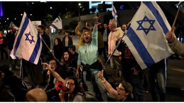للمطالبة بانتخابات مبكرة.. الإسرائيليون يخرجون في مظاهرات غاضبة (شاهد)