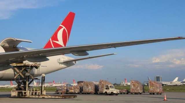 وصول طائرة مساعدات تركية إلى الأردن لإيصالها إلى قطاع غزة
